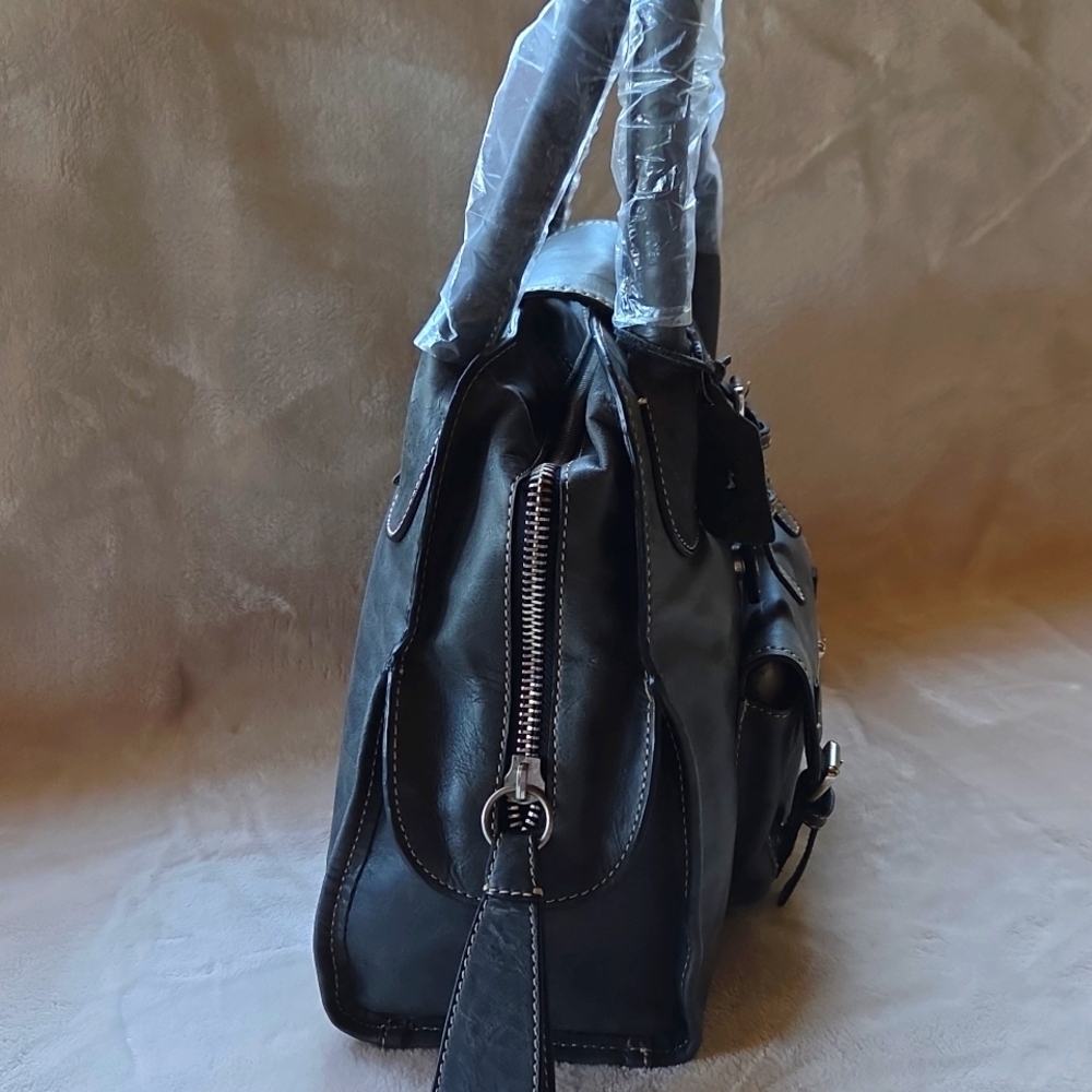 Cochni Italy‎ Elegant Gray Handbag with Silver Buckle Details - Picture 4 of 8